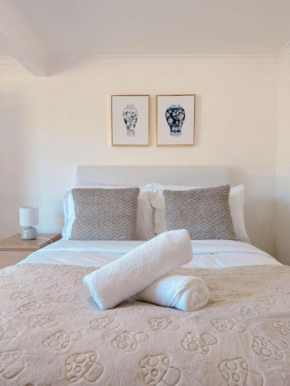 Comfy unit near Garden City Westfield Street Parking